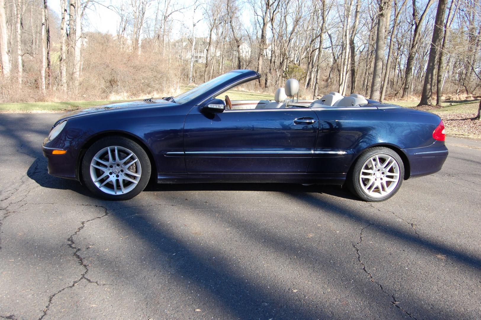 2009 Blue /Beige Mercedes-Benz CLK-Class (WDBTK56FX9T) with an 3.5 Liter engine, Automatic transmission, located at 6528 Lower York Road, New Hope, PA, 18938, (215) 862-9555, 40.358707, -74.977882 - 2009 Mercedes-Benz CLK 350 Convertible, low mileage, clean condition inside and out. 3.5 Liter V6 engine, automatic transmission, tilt wheel, cruise control, wood trim, 3 Master keys, dual heated power seats, windows, mirrors, central locking system, 19 " Alloy wheels, 4 good all season tires, AM/F - Photo#1